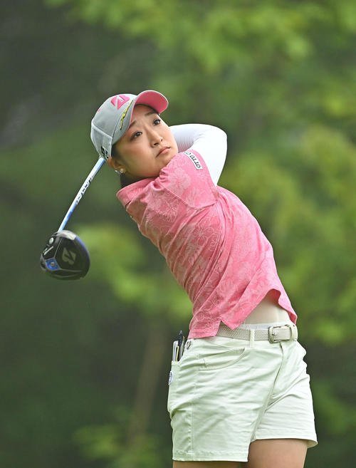 1番、ティーショットを放つ高木（Getty　Images／JLPGA提供）