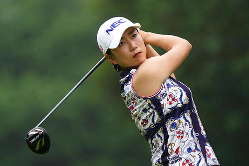 10番、ティーショットを放つ原江（Getty　Images／JLPGA提供）