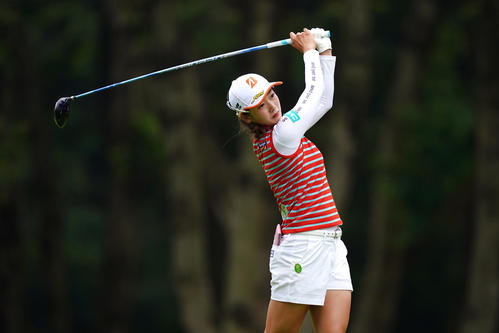 11番、ティーショットを放つ松田（Getty　Images／JLPGA提供）
