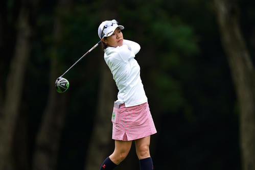 11番、ティーショットを放つ小川（Getty　Images／JLPGA提供）