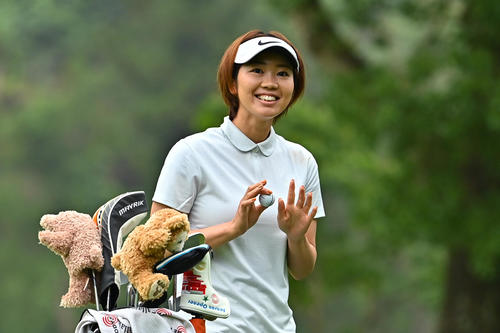 2番、バーディーを奪い笑顔を見せる葭葉（Getty　Images／JLPGA提供）