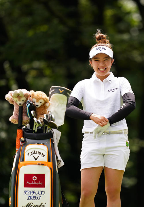 14番、ティーグラウンドで笑顔を見せる田中（Getty　Images／JLPGA提供）