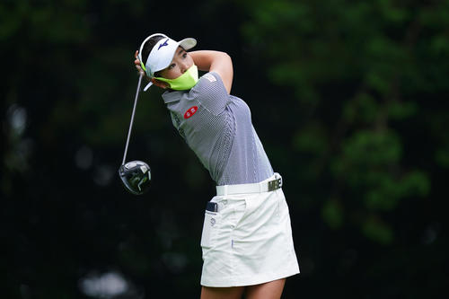 12番、ティーショットを放つ原英（Getty　Images／JLPGA提供）