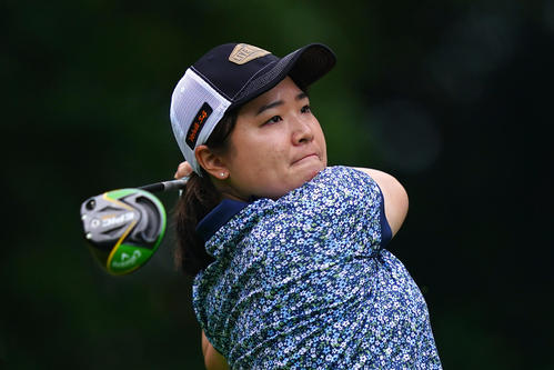 12番、ティーショットを放つ宮崎（Getty　Images／JLPGA提供）