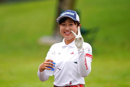 14番、カメラマンに向かってピースする菅沼（Getty　Images／JLPGA提供）