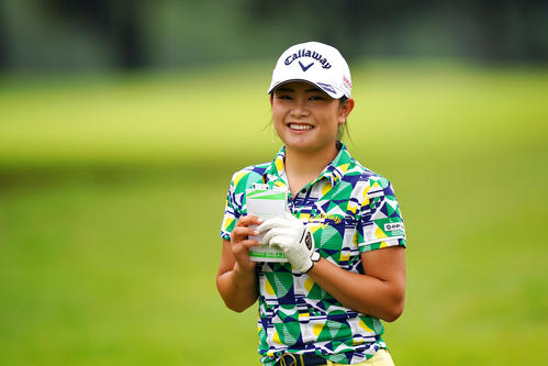 14番、ティーショットを終え笑顔を見せる河本（Getty　Images／JLPGA提供）