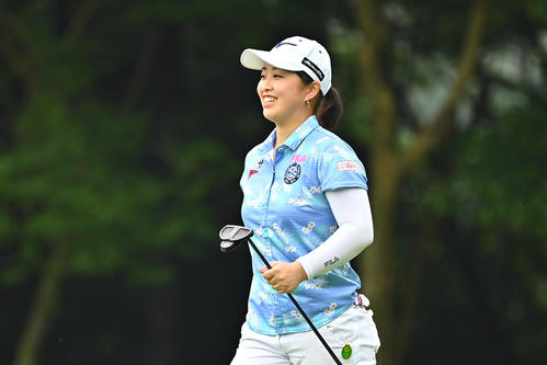 3番、バーディーを奪い笑顔を見せる西郷（Getty　Images／JLPGA提供）