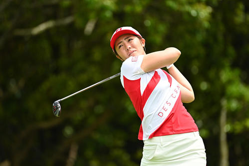 5番、ティーショットを放つ渡辺（Getty　Images／JLPGA提供）