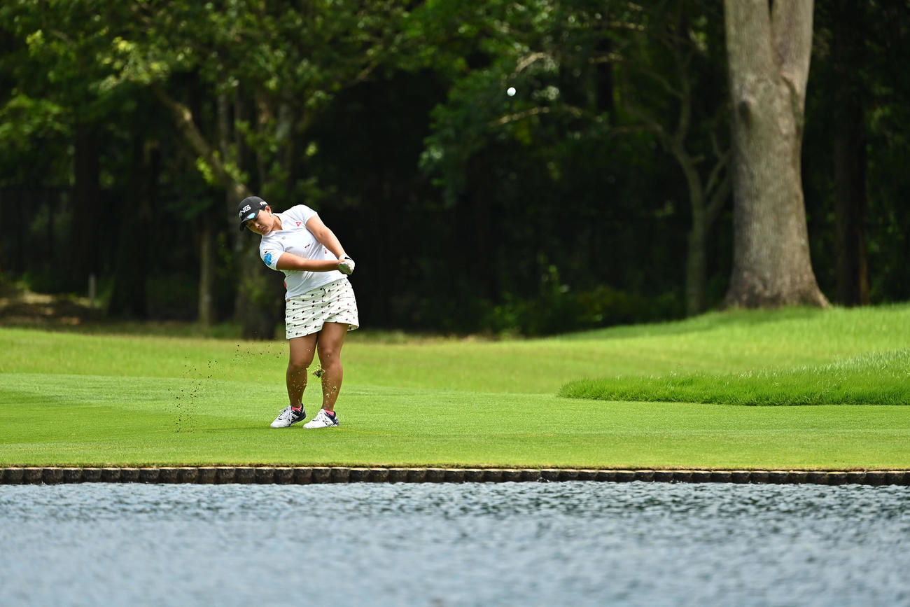 9番、第3打を放つ鈴木（Getty　Images／JLPGA提供）