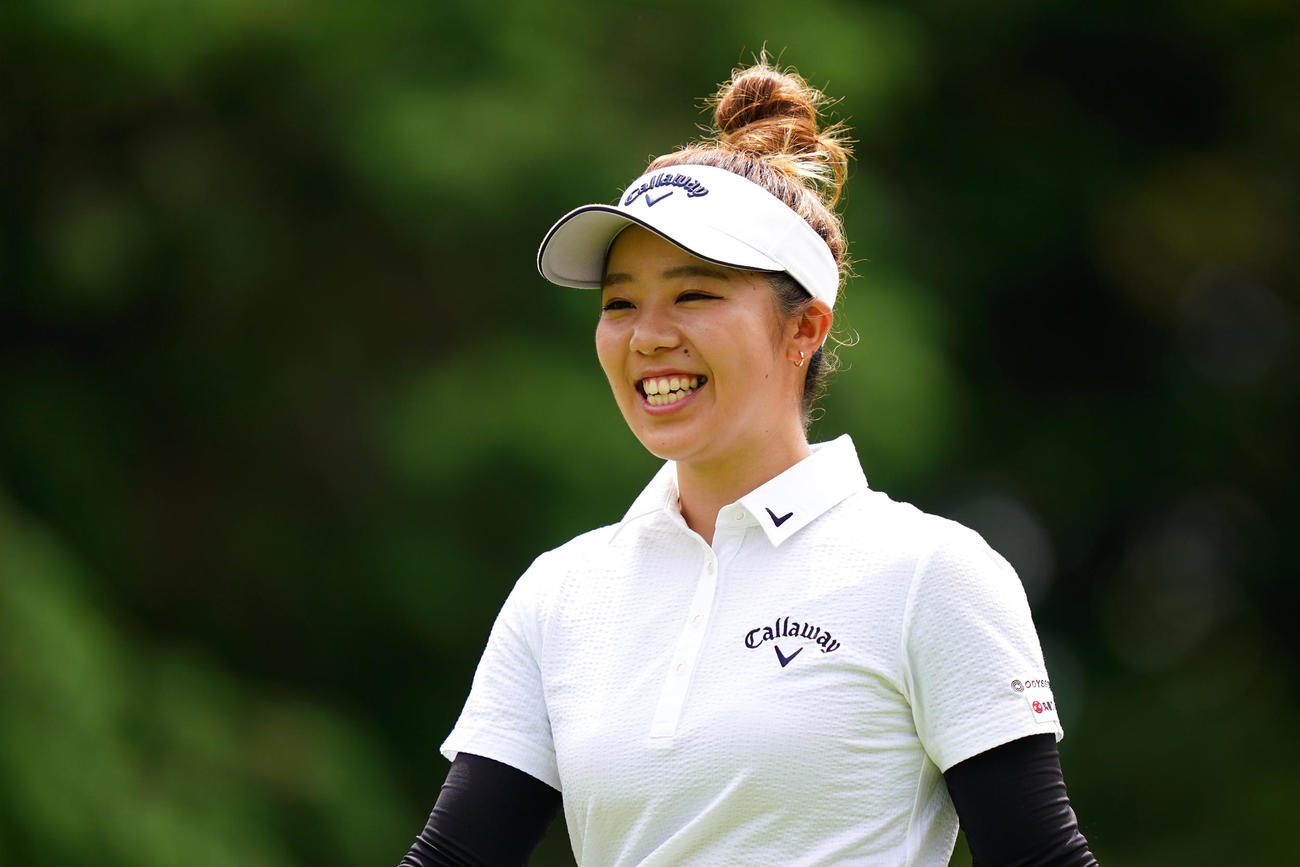 14番、ティーショットを放ち笑顔を見せる田中（Getty　Images／JLPGA提供）