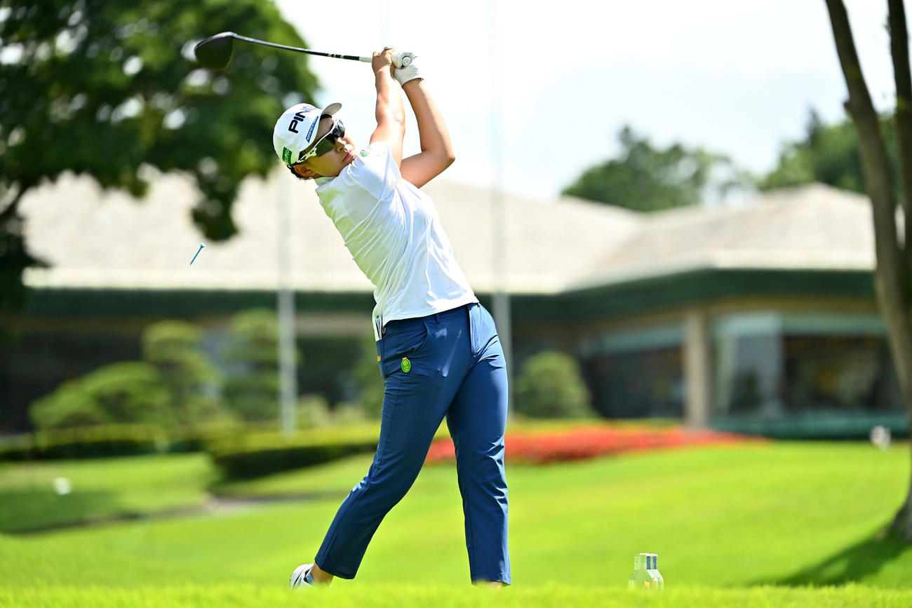 17番、ティーショットを放つ渋野（Getty　Images／JLPGA提供）