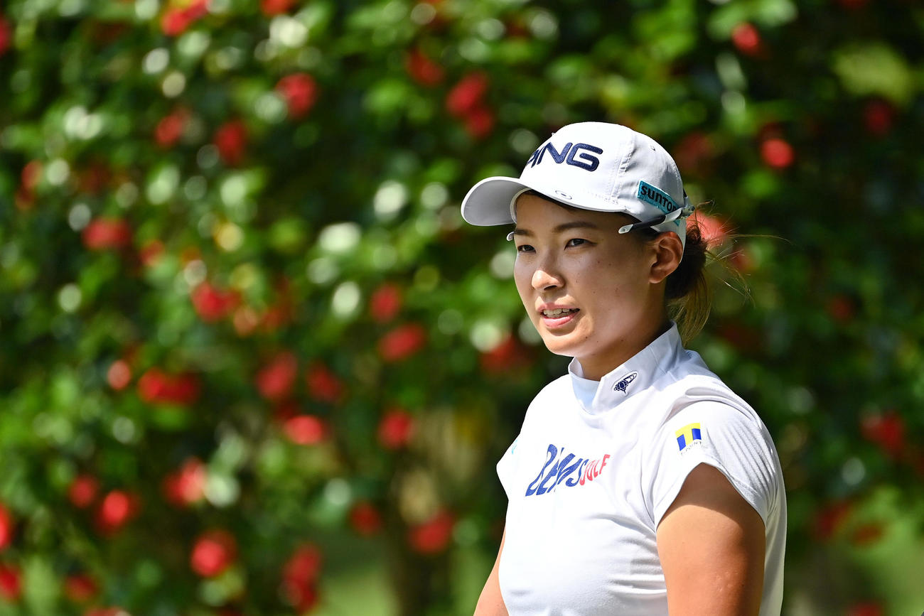 18番、サングラスを外してラウンドする渋野（Getty　Images／JLPGA提供）