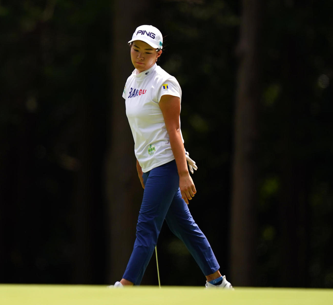 14番、パットが入らずがっかりする渋野（Getty　Images／JLPGA提供）