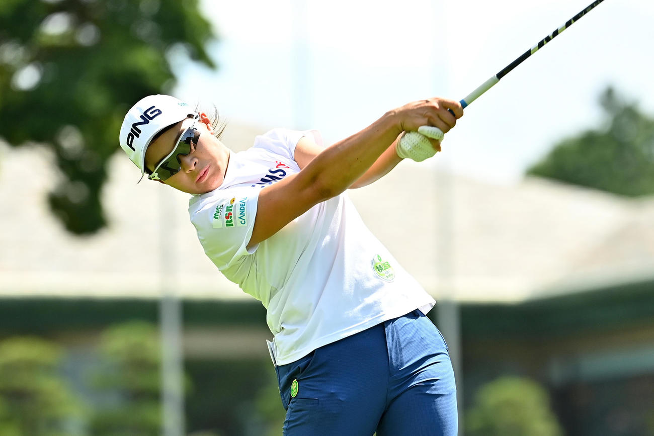 17番、ティーショットを放つ渋野（Getty　Images／JLPGA提供）