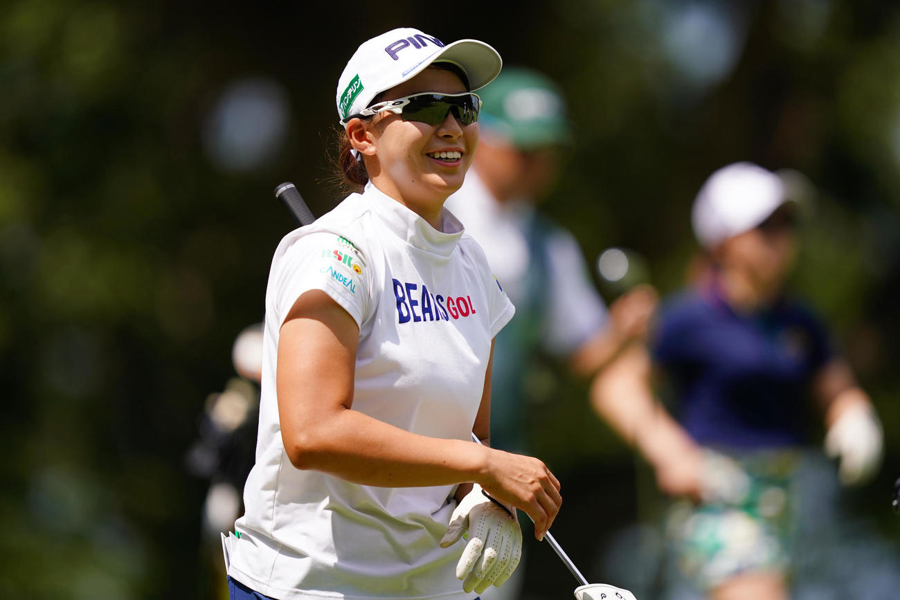 15番、ティーショットを放ち笑顔で歩き出す渋野（Getty　Images／JLPGA提供）