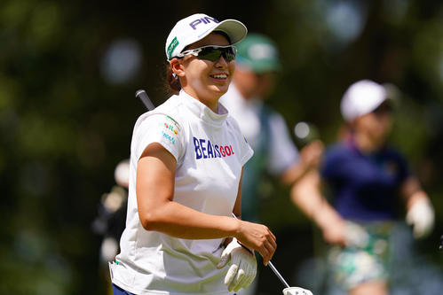 15番、ティーショットを放ち笑顔で歩き出す渋野（Getty　Images／JLPGA提供）
