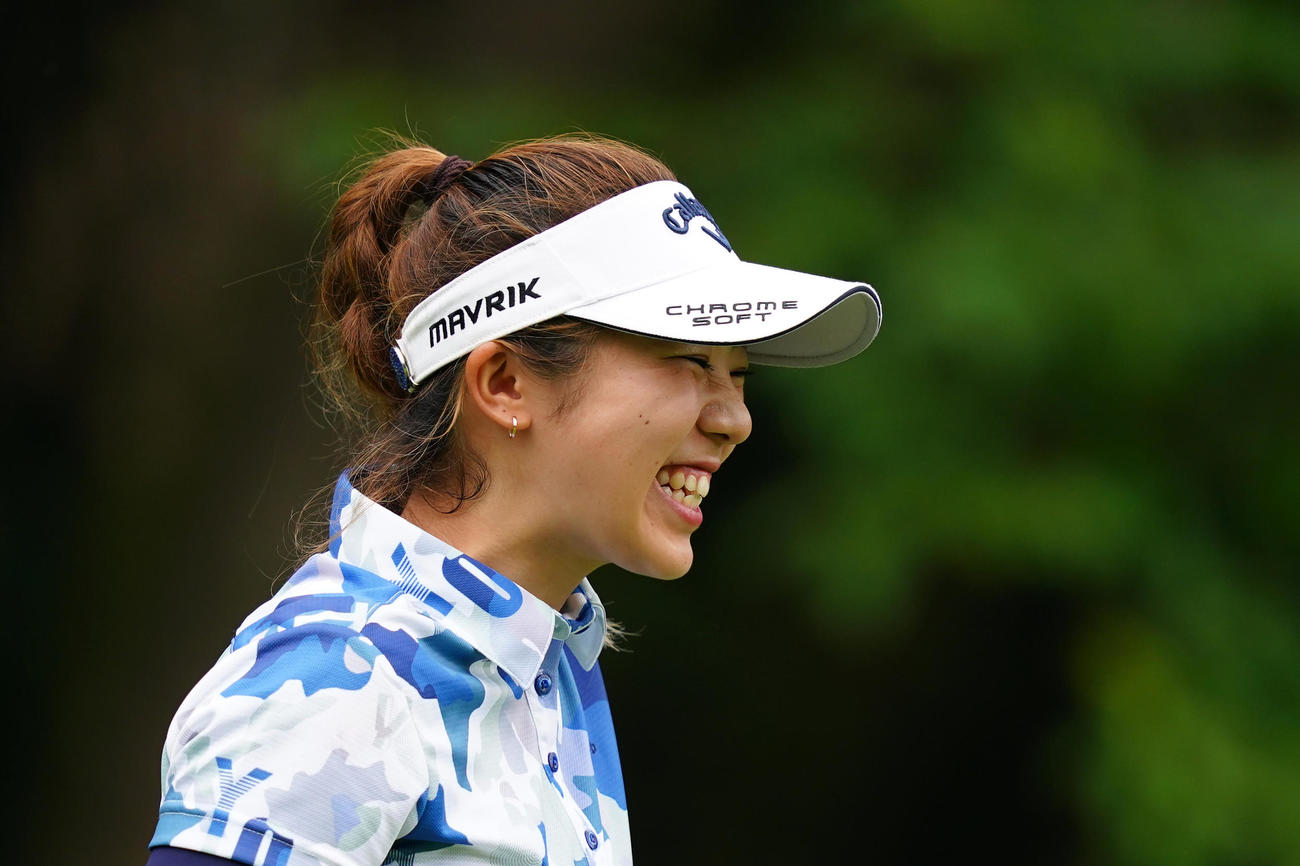 3番、ティーショットを放ち笑顔を見せる田中（Getty　Images／JLPGA提供）