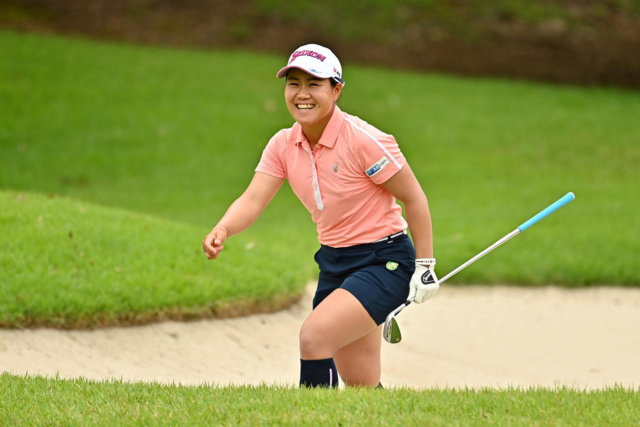 13番、バンカーショットからチップインバーディーを決めた畑岡は笑顔を見せる（Getty　Images／JLPGA提供）
