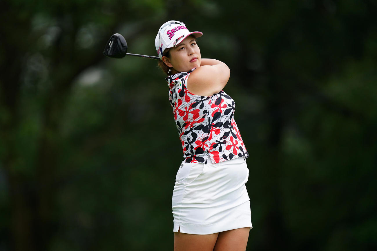 1番、ティーショットを放つささき（Getty　Images／JLPGA提供）