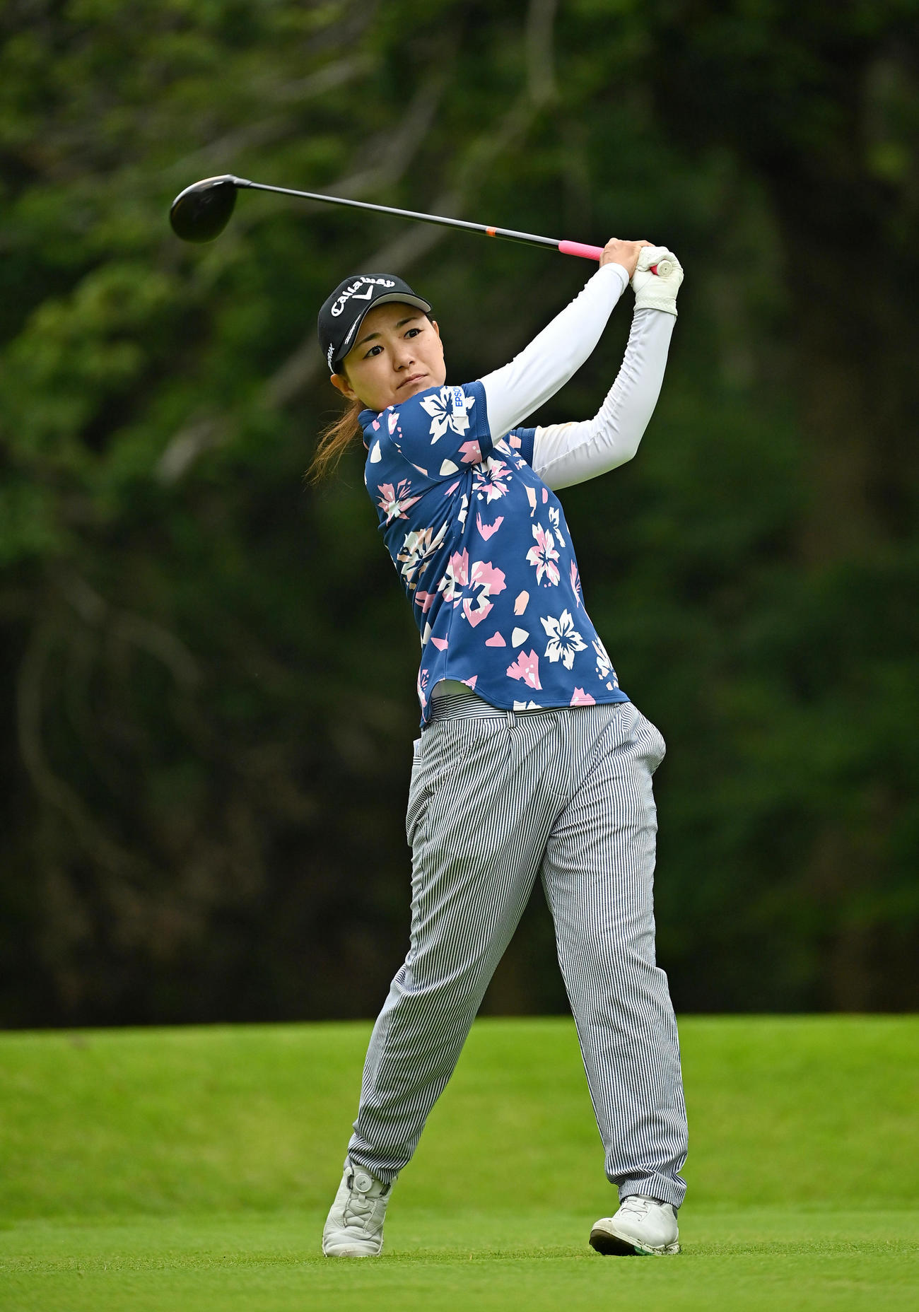 11番、ティーショットを放つ横峯（Getty　Images／JLPGA提供）