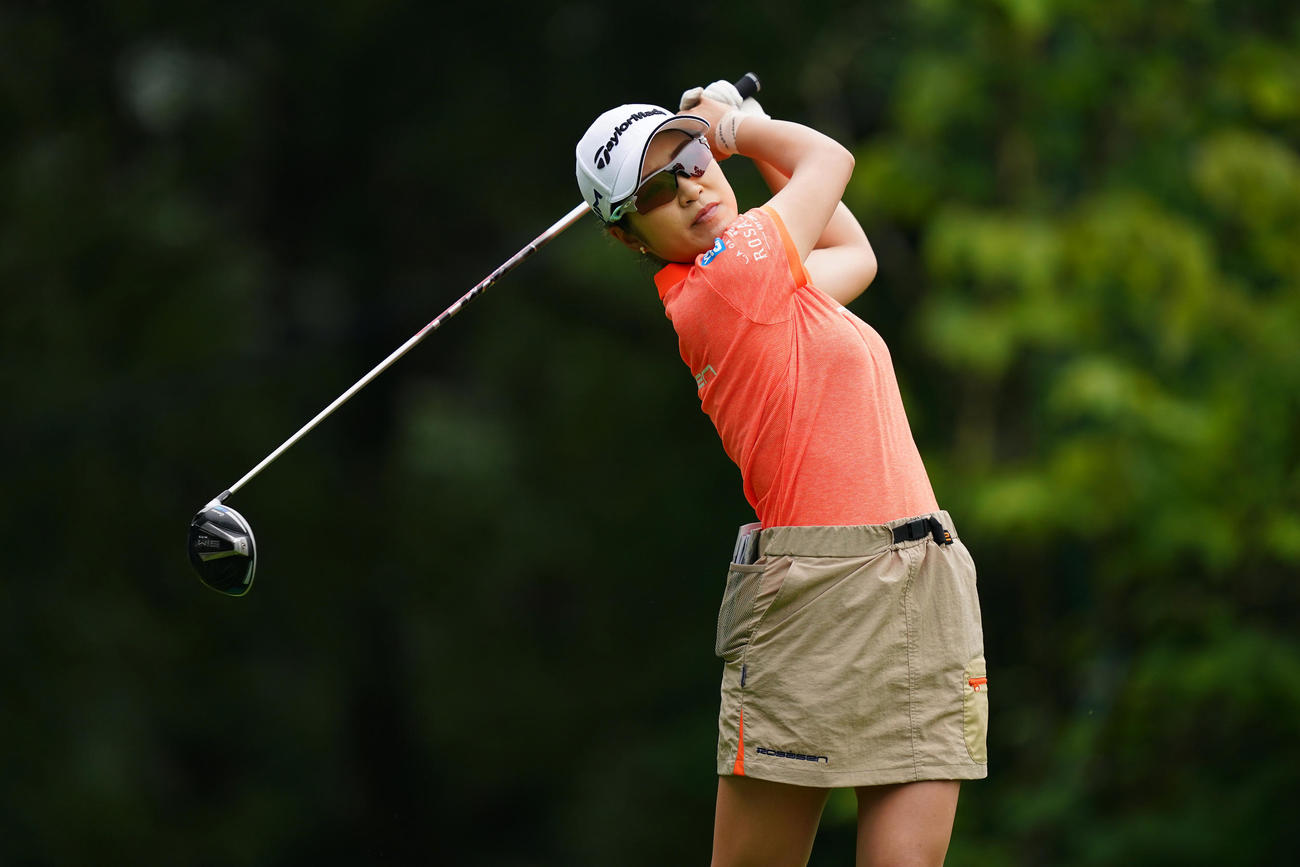 1番、ティーショットを放つ大西（Getty　Images／JLPGA提供）