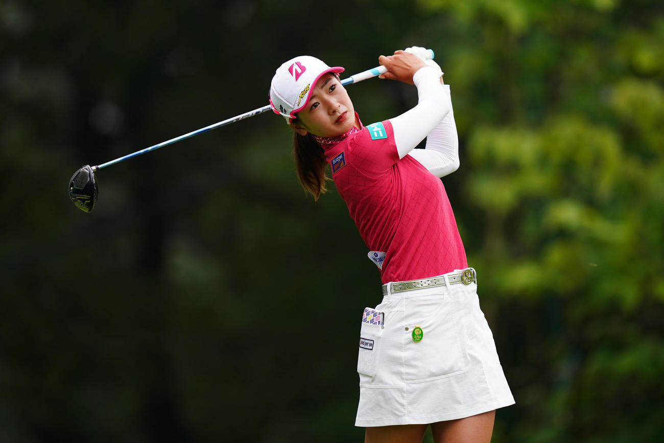 1番、ティーショットを放つ松田（Getty　Images／JLPGA提供）