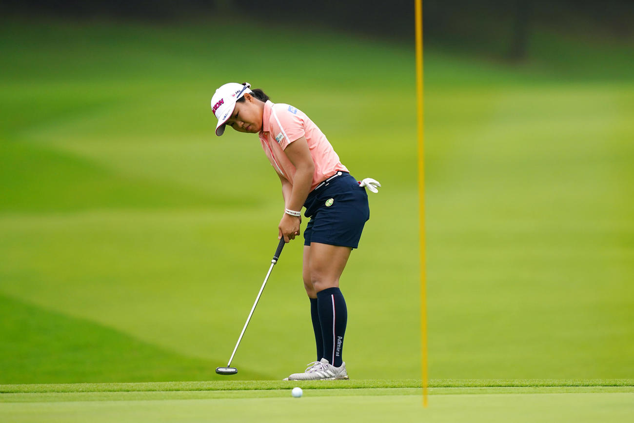 1番、パッティングに臨む畑岡（Getty　Images／JLPGA提供）