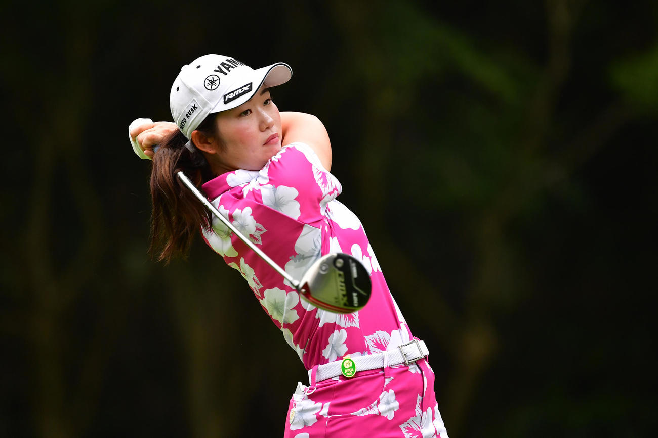 11番、ティーショットを放つ植竹（Getty　Images／JLPGA提供）