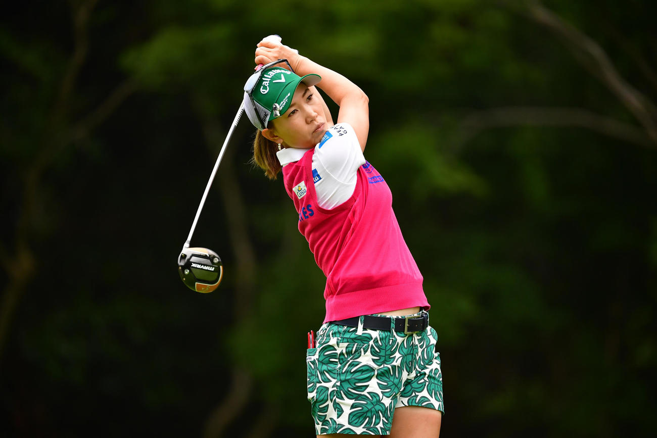 11番、ティーショットを放つ上田（Getty　Images／JLPGA提供）