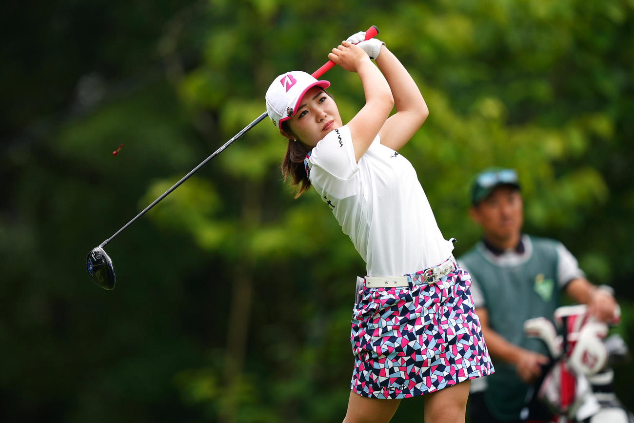 1番、ティーショットを放つ古江（Getty　Images／JLPGA提供）