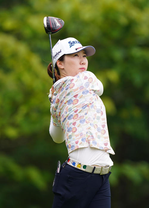 1番、ティーショットを放つ石川（Getty　Images／JLPGA提供）