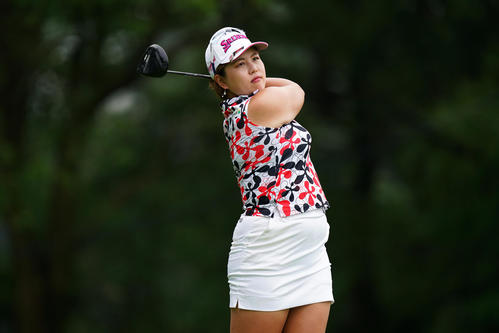 1番、ティーショットを放つささき（Getty　Images／JLPGA提供）