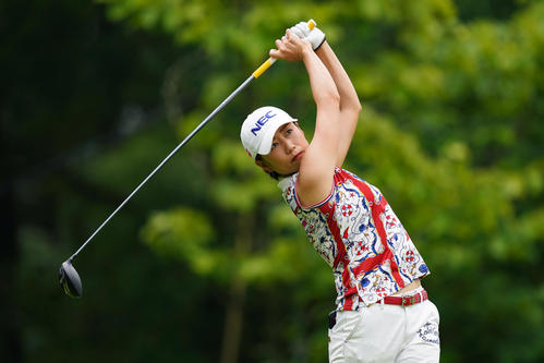 1番、ティーショットを放つ原江（Getty　Images／JLPGA提供）