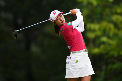 1番、ティーショットを放つ松田（Getty　Images／JLPGA提供）