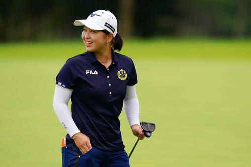 1番、バーディーを奪い笑顔を見せる西郷（Getty　Images／JLPGA提供）