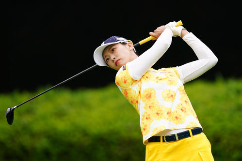 2番、ティーショットを放つ川崎（Getty　Images／JLPGA提供）