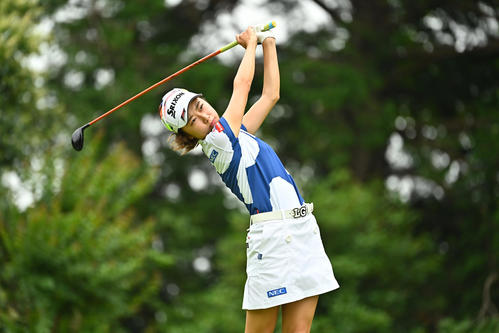 13番、ティーショットを放つ安田祐（Getty　Images／JLPGA提供）