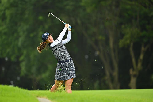 12番、第2打を放つ吉田優（Getty　Images／JLPGA提供）