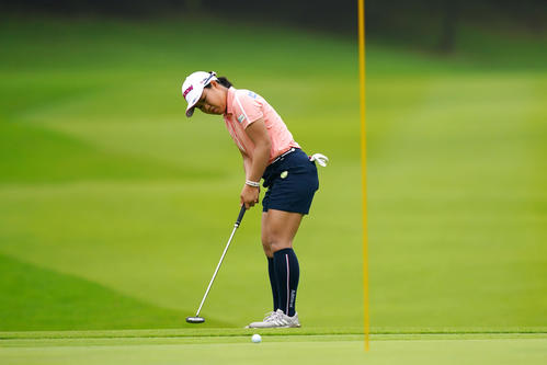 1番、パッティングに臨む畑岡（Getty　Images／JLPGA提供）