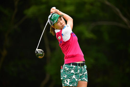 11番、ティーショットを放つ上田（Getty　Images／JLPGA提供）