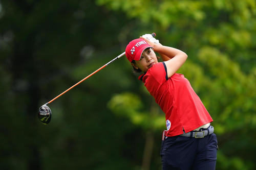 1番、ティーショットを放つ若林（Getty　Images／JLPGA提供）
