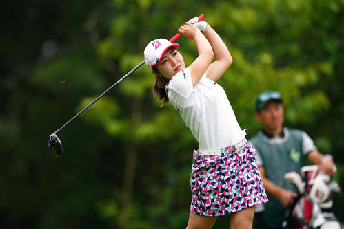 1番、ティーショットを放つ古江（Getty　Images／JLPGA提供）