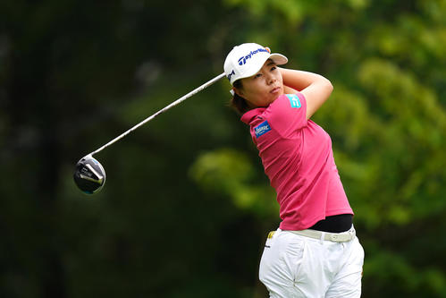 1番、ティーショットを放つ永峰（Getty　Images／JLPGA提供）