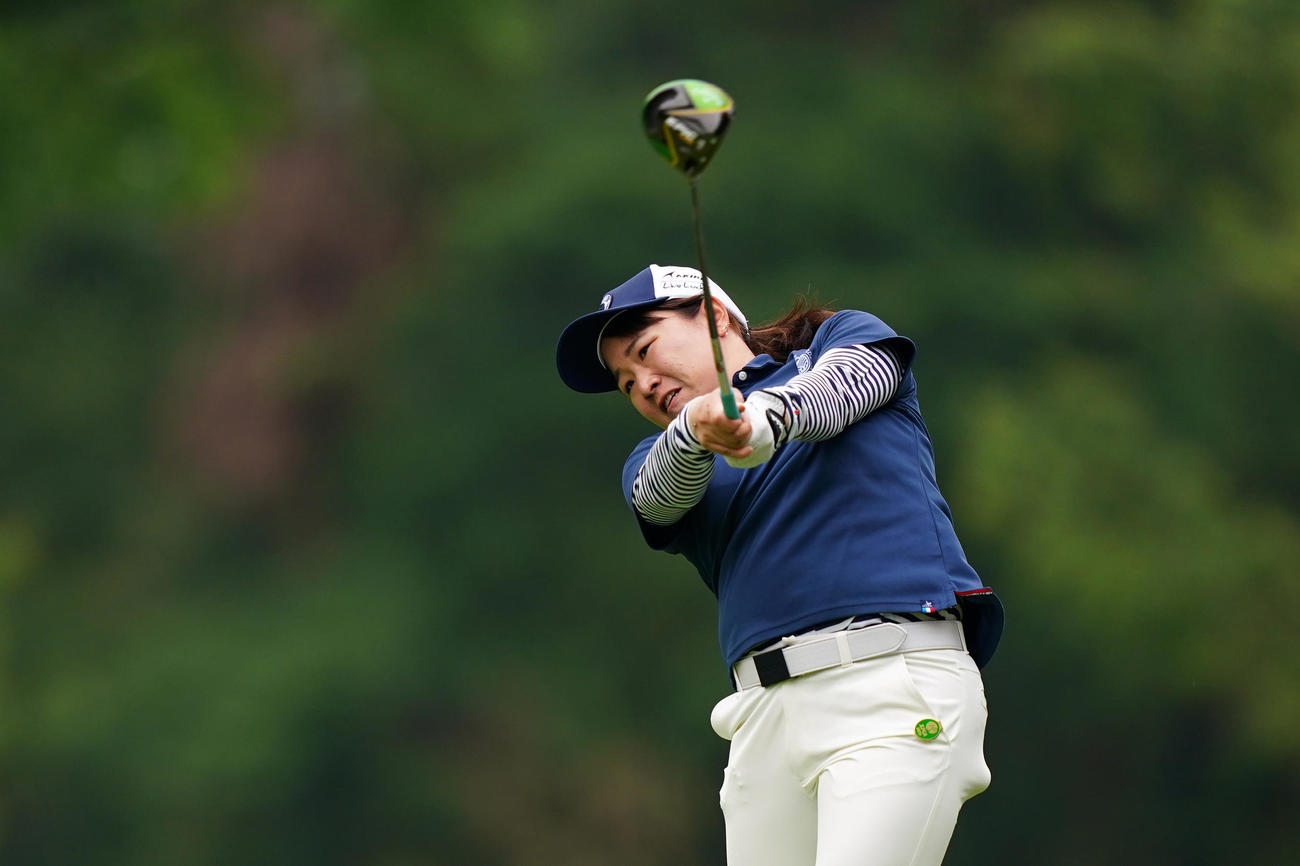 3番、ティーショットを放つ宮崎（Getty　Images／JLPGA提供）