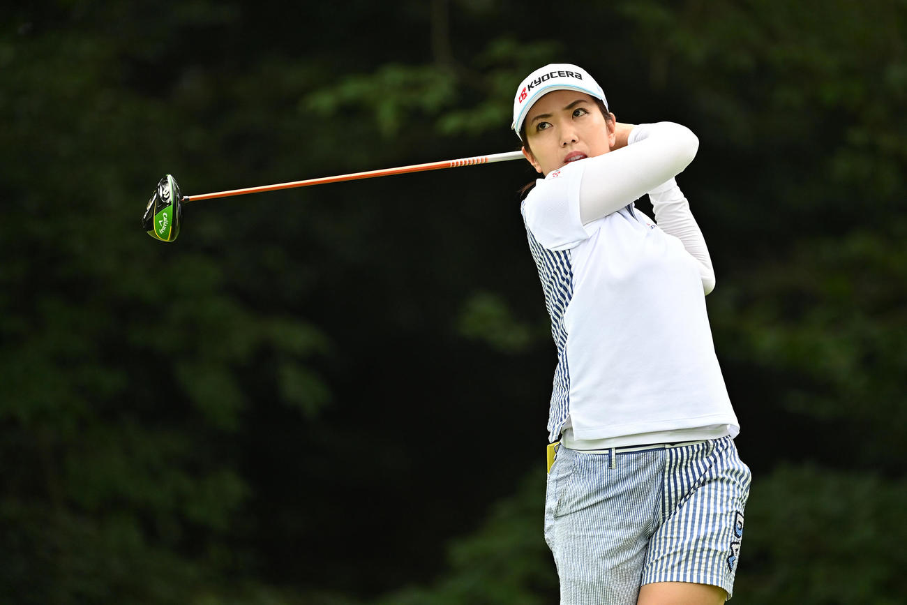 14番、ティーショットを放つ笠（Getty　Images／JLPGA提供）