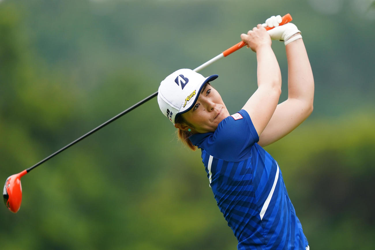 3番、ティーショットを放つ渡辺（Getty　Images／JLPGA提供）