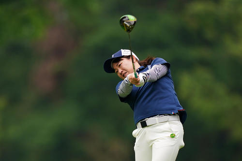 3番、ティーショットを放つ宮崎（Getty　Images／JLPGA提供）