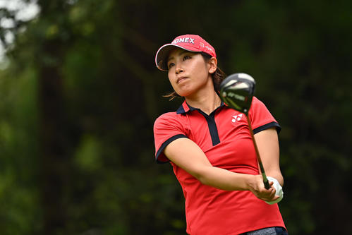 12番、ティーショットを放つ若林（Getty　Images／JLPGA提供）