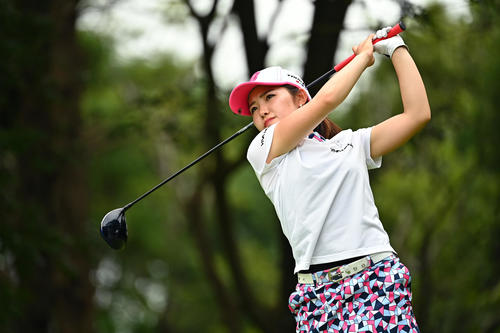 12番、ティーショットを放つ古江（Getty　Images／JLPGA提供）