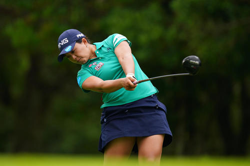 6番、ティーショットを放つ鈴木（Getty　Images／JLPGA提供）